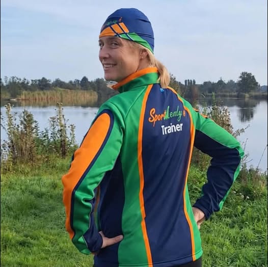 Wendy lachend op het klimrek in Purmerend